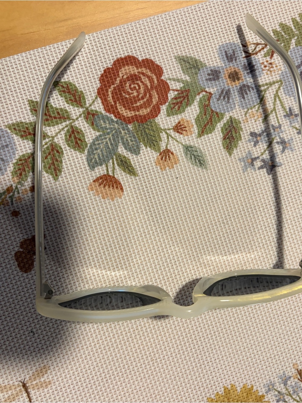Man Repeller Leandra Medine Unibrow Pearl Iridescent Cat Eye Sunglasses Case Set - Picture 6 of 6
